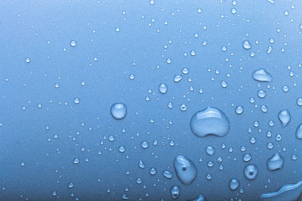 Gotas de agua sobre un fondo de color. Enfoque selectivo. Azul. Tonelada — Foto de Stock