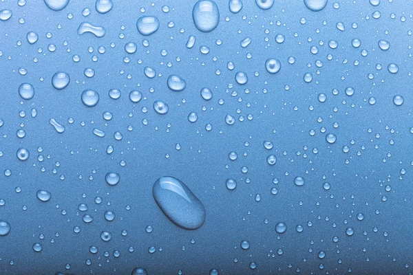 Σταγόνες νερού σε έγχρωμο φόντο. Επιλεκτική εστίαση. Μπλε. Τόνο — Φωτογραφία Αρχείου