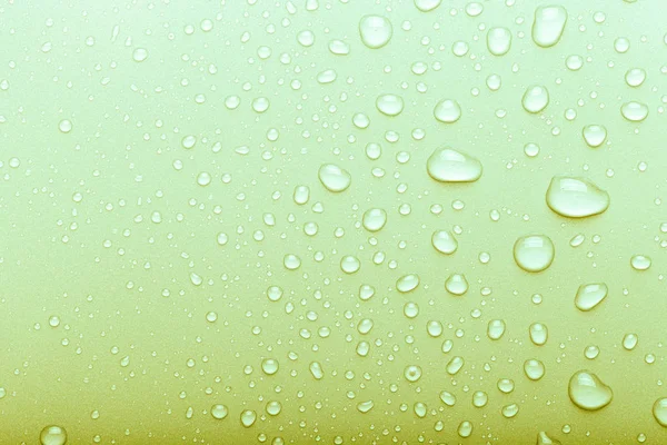 Σταγόνες νερού σε έγχρωμο φόντο. Επιλεκτική εστίαση. Πράσινο. Να — Φωτογραφία Αρχείου