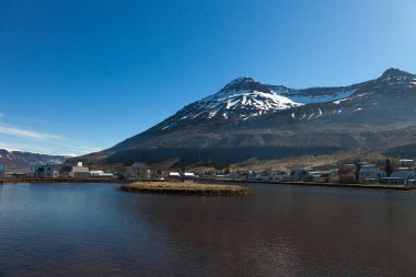 İzlanda fiyortlarında küçük bir köy
