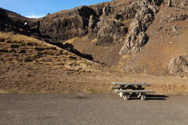 Güzel bir çok renkli bahar landsc üzerinde ahşap tezgah ve masa