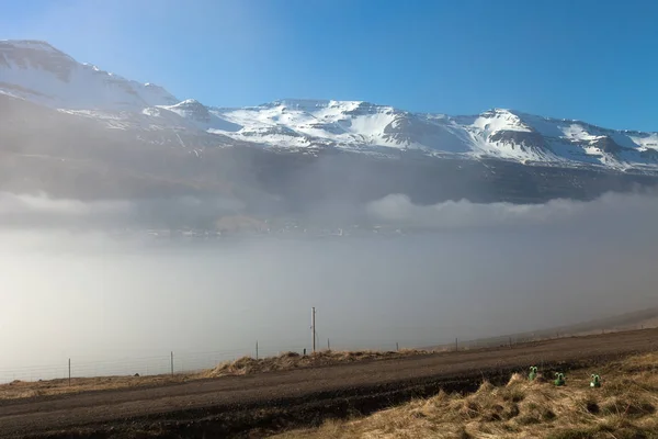 Ködös táj a fjordok Izland — Stock Fotó