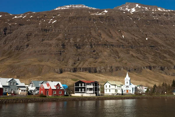 Вид на невелике місто і снігові гори в фьорд ікла — стокове фото