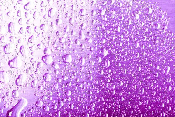 Gotas de água em um fundo a cores. Cinza. Profundidade rasa de fie — Fotografia de Stock