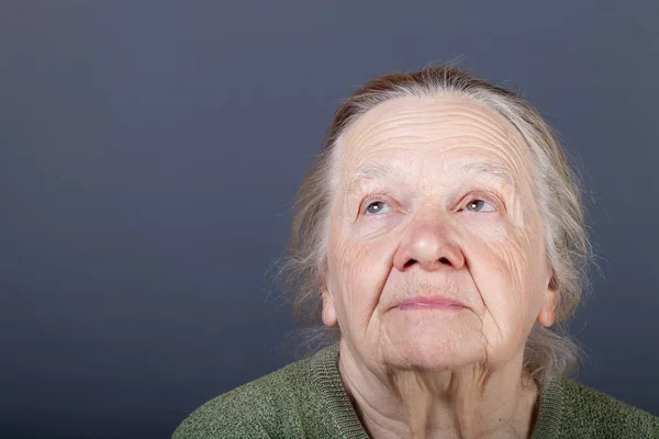 Το πορτρέτο της γηραημένης γυναίκας. Thoughtfulness — Φωτογραφία Αρχείου