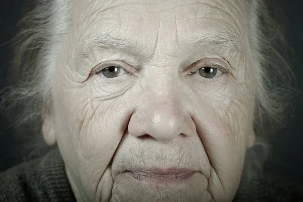 Πορτρέτο της ηλικιωμένης γυναίκας. Κινηματογράφηση σε πρώτο πλάνο προβολής. Ήπια — Φωτογραφία Αρχείου