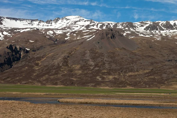 Schöne bunte Frühlingslandschaft von Island — Stockfoto