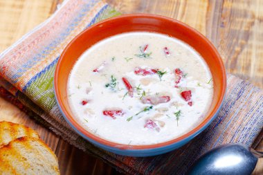 Ekşi krema, ekmek ve yanmış ahşap ta baharat ile baharatlı çorba