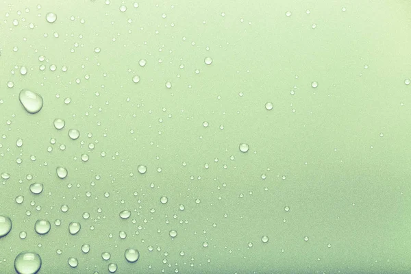 Des gouttes d'eau sur un fond de couleur. Vert. tonique — Photo