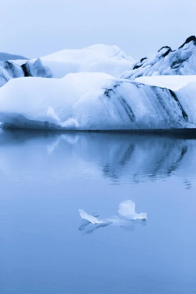 Laguna de iceberg jokulsarlon en el sur de Islandia. Tonificado — Foto de Stock