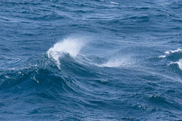 Vågor av stormiga kalla havet på södra Island — Stockfoto