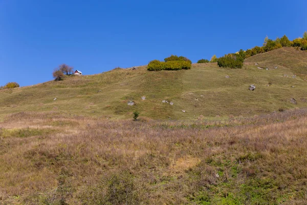 Wunderschöne herbstliche berglandschaft in svaneti. Georgien — Stockfoto