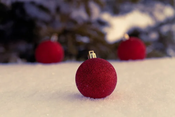Gałązki drzewa cristmas i jasne kulki na czystym śniegu dla — Zdjęcie stockowe