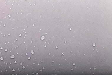 Renkli arka planda bir damla su. Seçici odaklanma. Gri