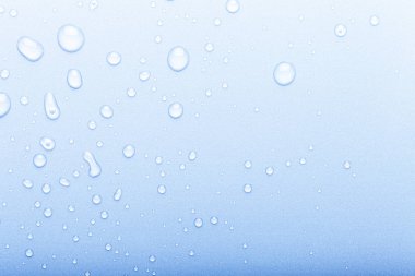 Renkli arka planda su damlaları. Seçici odak. Mavi. Ton