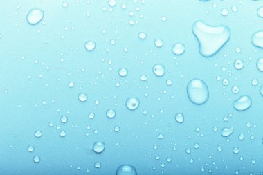 Renkli arka planda su damlaları. Seçici odak. Mavi. Ton