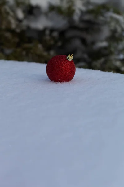 Gałązki drzewa cristmas i jasne kulki na czystym śniegu dla — Zdjęcie stockowe