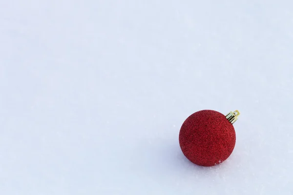 Яркие шары на чистом снегу для естественного зимнего фона . — стоковое фото