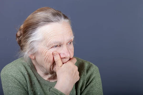 Retrato de anciana. Reflexión — Foto de Stock