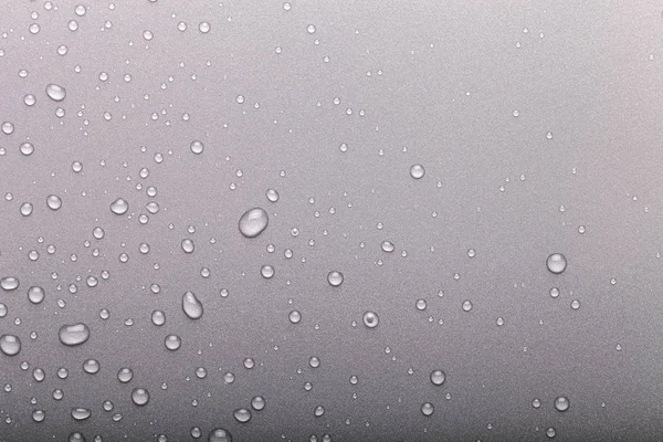 Wassertropfen auf einem farbigen Hintergrund. Selektiver Fokus. Grau — Stockfoto