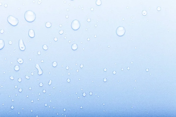 Gotas de agua sobre un fondo de color. Enfoque selectivo. Azul. Tonelada — Foto de Stock