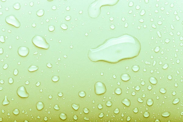 Σταγόνες νερού σε έγχρωμο φόντο. Επιλεκτική εστίαση. Πράσινο. Να — Φωτογραφία Αρχείου