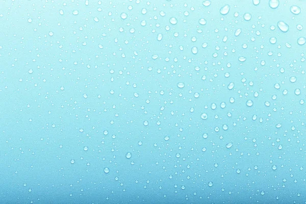 Gotas de agua sobre un fondo de color. Enfoque selectivo. Azul. Tonelada — Foto de Stock