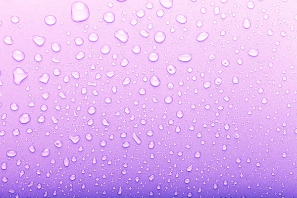 Gotas de água em um fundo a cores. Foco seletivo. Roxo. T — Fotografia de Stock