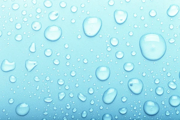 Wassertropfen auf einem farbigen Hintergrund. Selektiver Fokus. blau. Tonne — Stockfoto