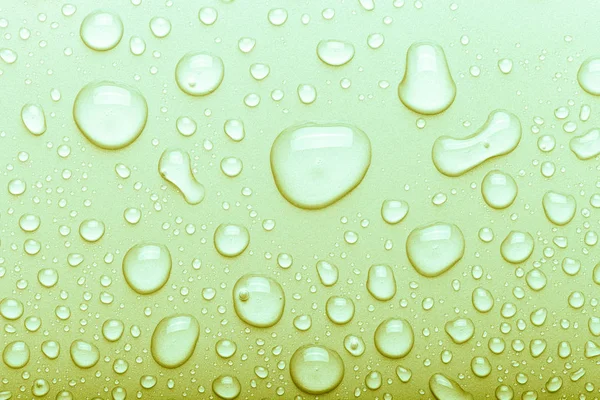 Gotas de agua sobre un fondo de color. Enfoque selectivo. Verde. Para — Foto de Stock