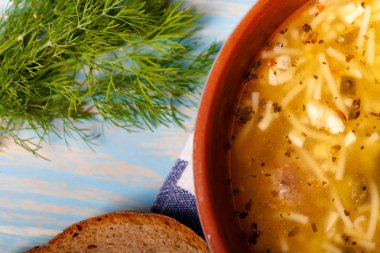 Ahşap bir masada erişte ve köfte ile ev yapımı çorba. Eski