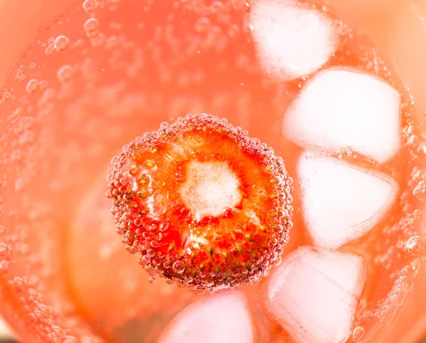 Glas mit sprudelndem Wasser und duftenden hellen Erdbeeren in einem — Stockfoto