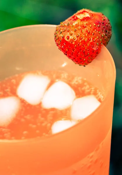 Glas mit sprudelndem Wasser und duftenden hellen Erdbeeren in einem — Stockfoto