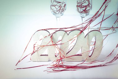 Ahşap figürleri ile yeni yıl kompozisyon 2020. Tonda