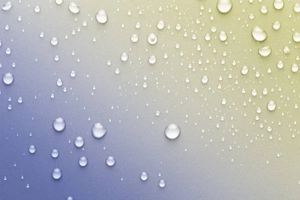 Gotas de agua sobre un fondo de color —  Fotos de Stock