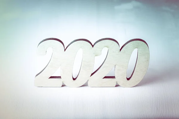 Composição de Ano Novo com figuras de madeira 2020. Tonificado — Fotografia de Stock