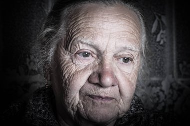 Rustik iç yaşlı kadın portresi. Tonda