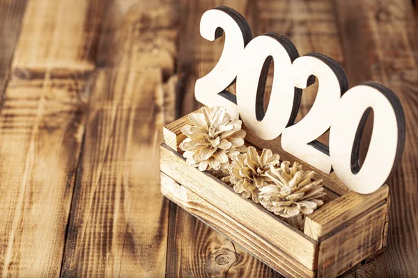 Composição do ano novo com figuras de madeira 2020 — Fotografia de Stock