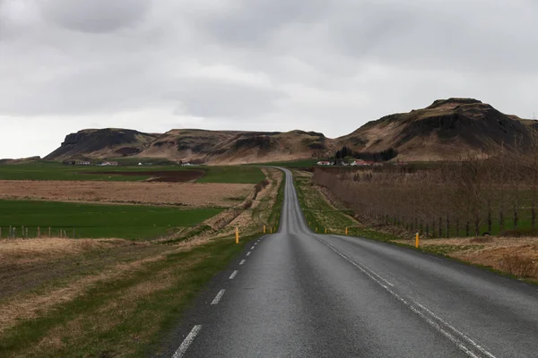 Vackra dramatiska mångfärgade våren landskap av Island — Stockfoto