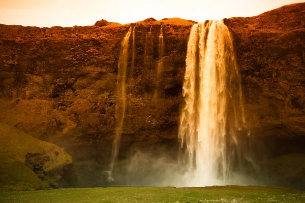 Słynne wodospady Islandii z czystej wody na kamienistym skalistym mo — Zdjęcie stockowe
