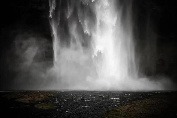 Berühmte Islandwasserfälle mit sauberem Wasser auf einem steinigen Felsen — Stockfoto