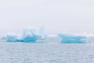 İzlanda'nın Güney buzdağı lagün jokulsarlon. Tonda
