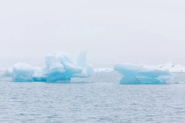 Айсбергская лагуна jokulsarlon на юге Исландии. Toned — стоковое фото