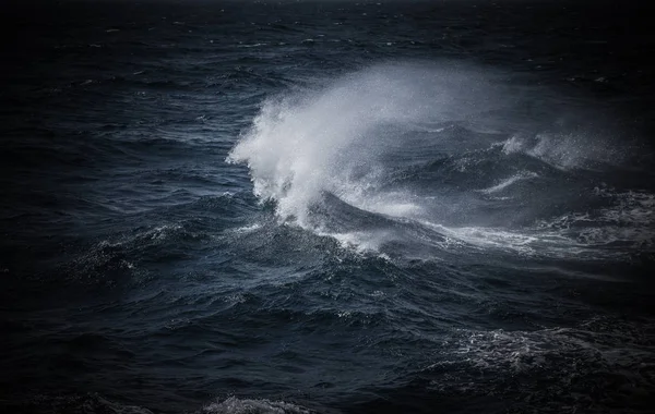 Vlny bouřného studeného moře na jihu Islandu. Tónovaný — Stock fotografie