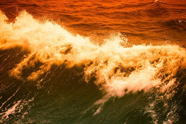 Vagues de mer froide orageuse au sud de l'Islande. tonique — Photo