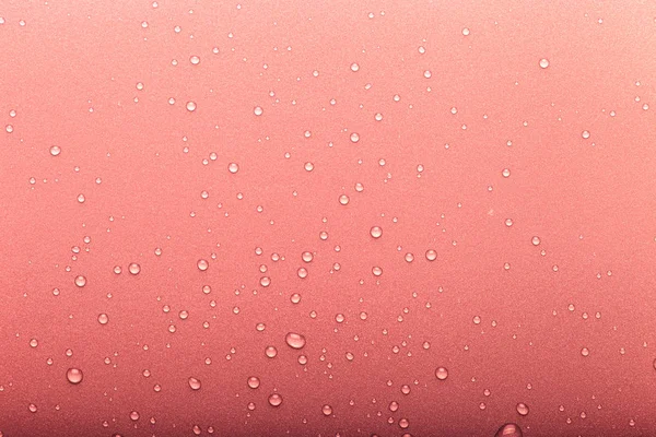 Σταγόνες νερού σε έγχρωμο φόντο. Επιλεκτική εστίαση. Κόκκινο. Τόνο — Φωτογραφία Αρχείου