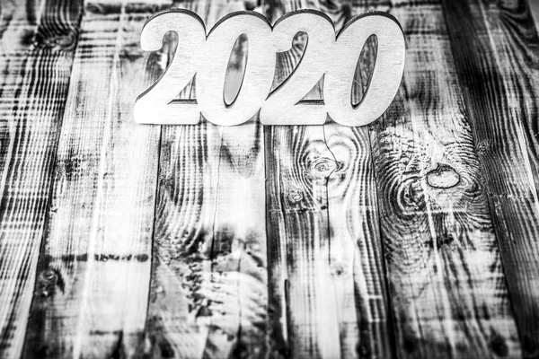Neujahrskomposition mit Holzfiguren 2020. getönt — Stockfoto