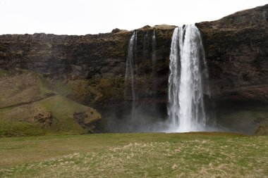 Taşlı kayalık mo üzerinde temiz bir su ile Ünlü İzlanda şelaleler