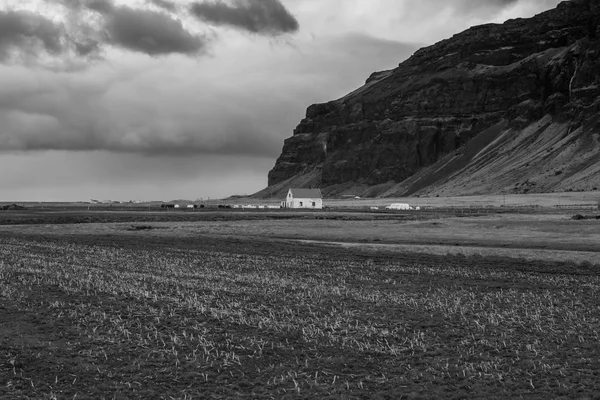 Bellissimo paesaggio primaverile multicolore dell'Islanda. Tonnellata — Foto Stock