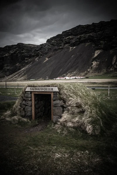 Pequeña casa de madera con techo de hierba en el fiordo de Islandia. Tonificado —  Fotos de Stock